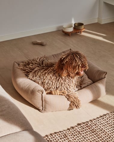 Toby large bed for pets with white stripes and brown fur