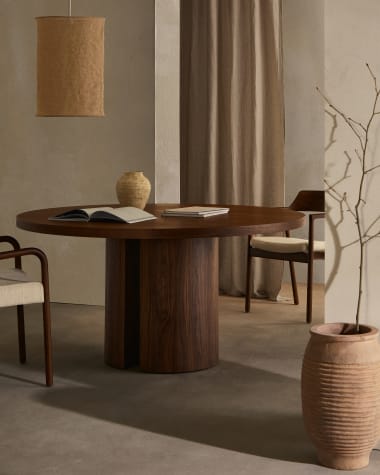 Nealy round table with a walnut veneer in a natural finish, Ø 150 cm