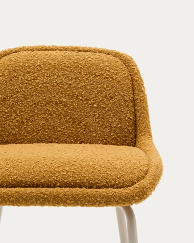 Sgabello Aimin in shearling mostarda e gambe in acciaio con finitura verniciata beige 65 cm FSC Mix Credit