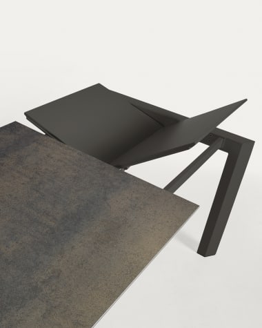 Tavolo allungabile Axis in porcellanato Iron Moss con gambe in acciaio nero 160 (220) cm