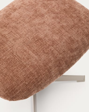 Poggiapiedi Teryl di ciniglia marrone chiaro e metallo con finitura grigio FSC 100%