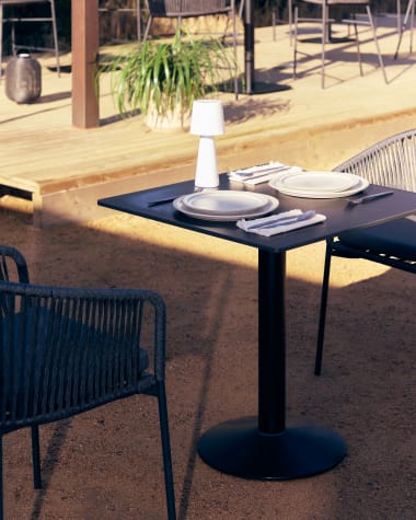 Esilda outdoor table in black with metal leg in a painted black finish, 70 x 70 x 70 cm