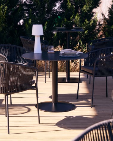 Esilda round outdoor table in black with metal leg in a painted black finish, Ø 90 x 70 cm