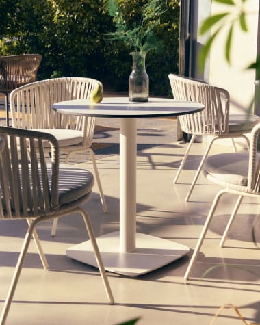 Dina round outdoor table in white with metal legal in a painted white finish, Ø 68x70cm