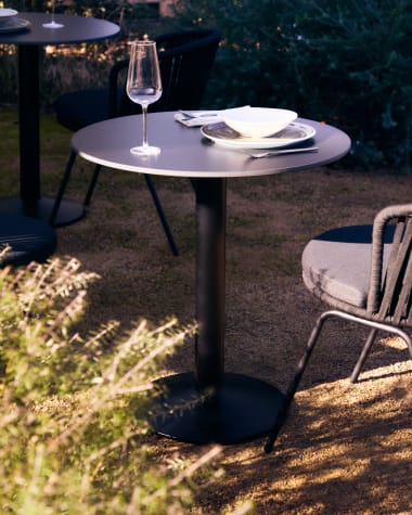 Esilda round outdoor table in black with metal leg in a painted black finish, Ø 70 x 70 cm