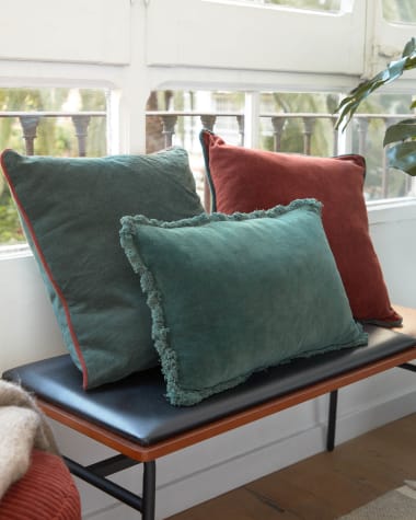 Housse de coussin Kelaia 100 % coton velours côtelé vert et bord orange 45 x 45 cm