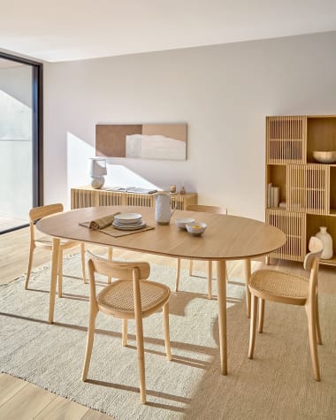 Oqui extendable oval table with an oak veneer and solid wood legs, Ø 140 (220) x 90 cm