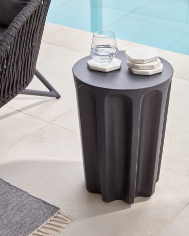 Vilandra round outdoor side table made of concrete with black finish Ø 32 cm