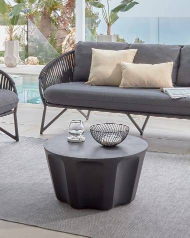 Vilandra runder Outdoor Couchtisch aus Zement mit schwarzem Finish Ø 60 cm