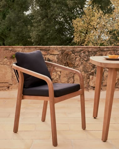 Krzesło sztaplowane Malaret z litego drewna eukaliptusowego i czarnej liny FSC 100%