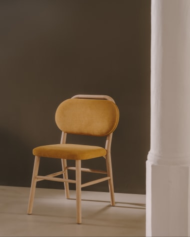 Cadeira Helda de chenille mostarda e madeira maciça de carvalho