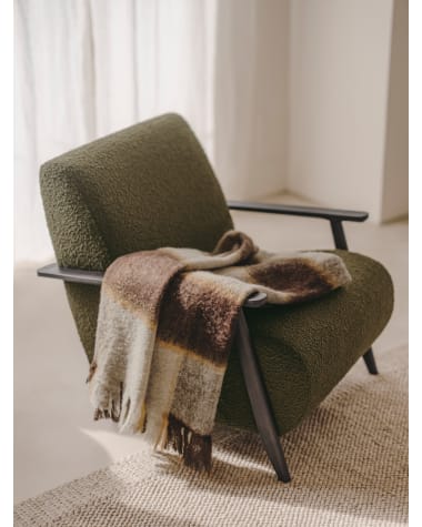 Meghan fauteuil van groen fleece met massief essenhouten poten in een wengé afwerking