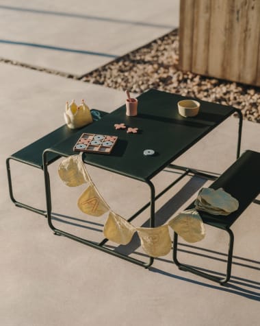 Conjunt infantil Sotil amb 2 bancs i taula d'acer galvanitzat, acabat verd 95 x 62 cm