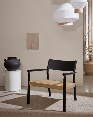 Yalia-fauteuil van massief eikenhout FSC 100% met natuurlijke zwarte afwerking en zitting van papiertouw