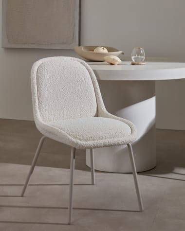 Chaise Aimin en bouclette blanche et pieds en acier peint beige mat