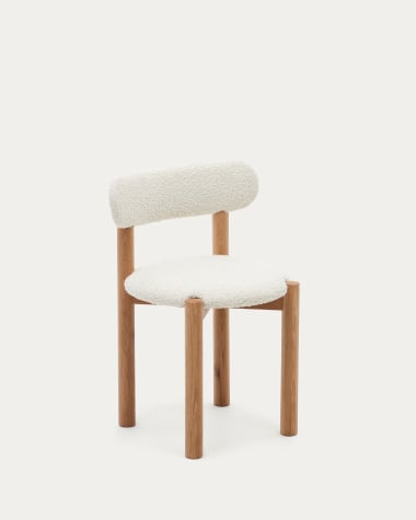 Καρέκλα Nebai με λευκό δέρμα προβάτου και δομή από μασίφ ξύλο δρυός σε φυσικό φινίρισμα.