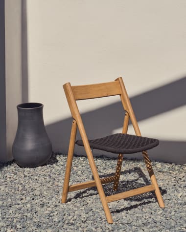 Klappstuhl Dandara aus Akazienmassivholz und einer Stahlstruktur mit geflochtener Sitzfläche in schwarz FSC 100%