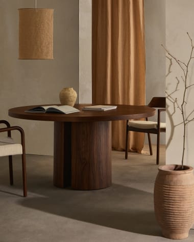 Nealy round table with a walnut veneer in a natural finish, Ø 150 cm