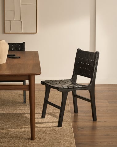Cadeira Calixta de pele e madeira maciça de mogno com acabamento preto