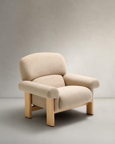 Fauteuil Cabana en tissu chenille beige et pieds en bois de frêne finition naturelle FSC 100%