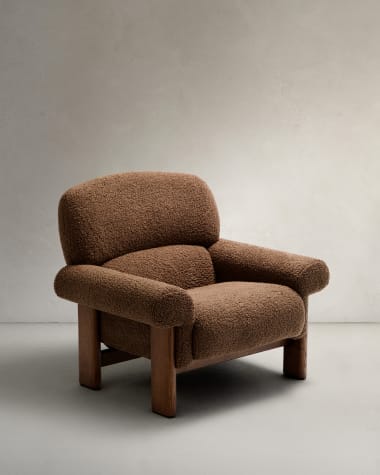 Fauteuil Cabana en tissu bouclette taupe et pieds en bois de frêne finition noyer FSC 100%