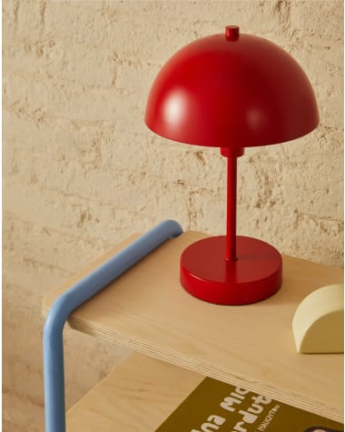 Lampe de table Oronja en métal peint rouge.