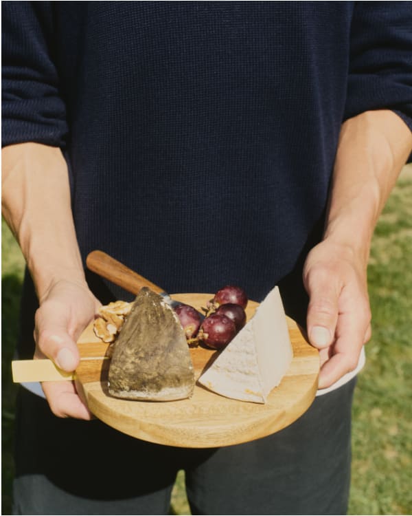 Zairin serving board in FSC 100% acacia wood and yellow metal