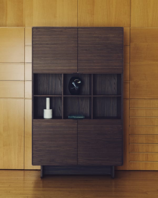 Wysoki kredens Norlen 4 drzwi z forniru orzechowego FSC Mix Credit 100 x 163 cm