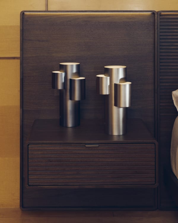 Przenośna lampa stołowa LED Adrina z ciemnoszarego metalu ze szczotkowanym wykończeniem