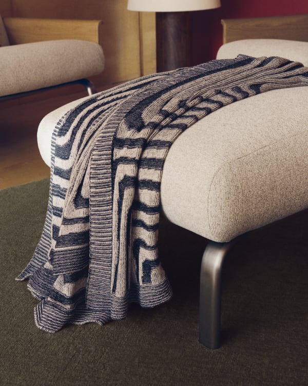 Beżowy podnóżek Amsen z mi nogami ze szczotkowanej stali nierdzewnej 68 x 55 cm