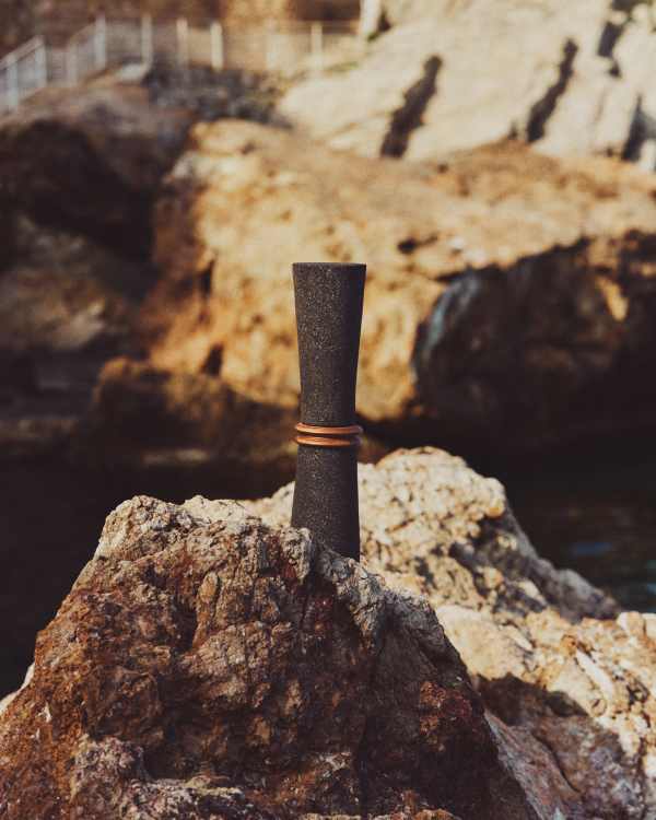 Naro vase in black stone and teak wood 30cm