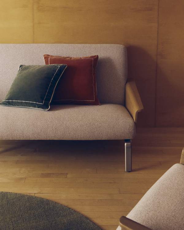 Funda de coixí Tivani de vellut verd brodat amb viu en contrast 45x45 cm