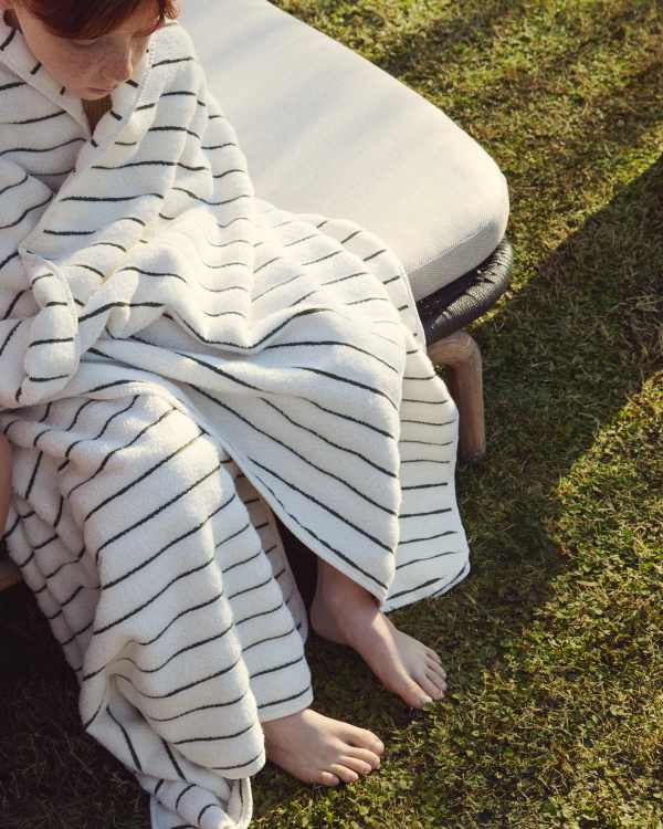 Dorane 100% cotton towel with green stripes 100 x 150cm