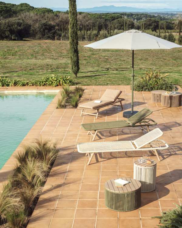 Dandara sun lounger with steel structure, ecru rope cord and FSC 100% solid acacia wood legs