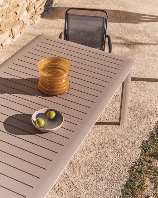 Izola extendable outdoor table in aluminium with taupe finish 220 (280) x 100 cm