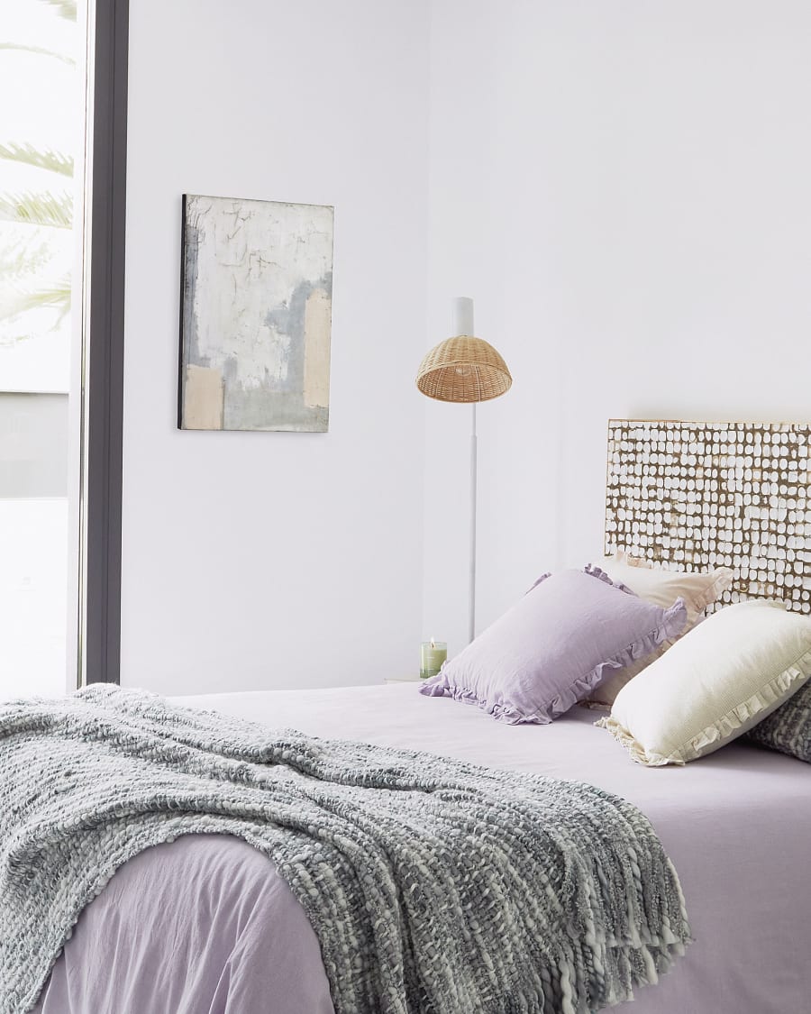 Damila floor lamp in metal with white finish and rattan with natural finish