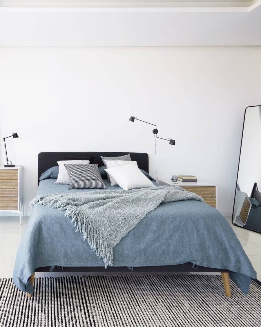 Lit déhoussable Dyla noir avec pieds en bois de hêtre pour matelas de 150 x 190 cm