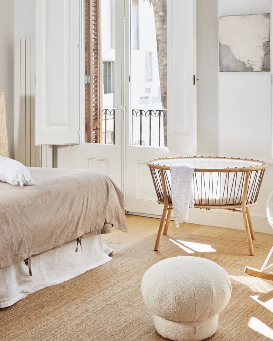 Στρογγυλό πουφ Sarisha, λευκό με υφή προβάτου, Ø49εκ