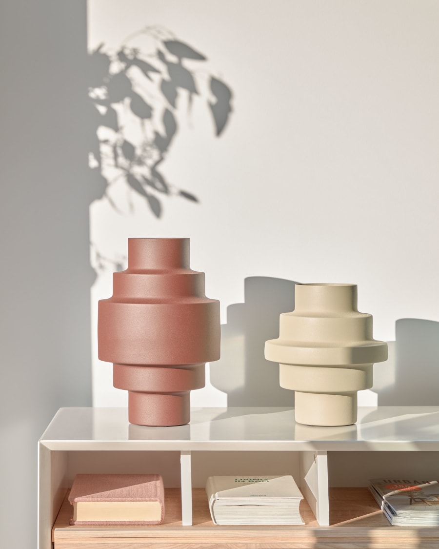 Tami maroon vase