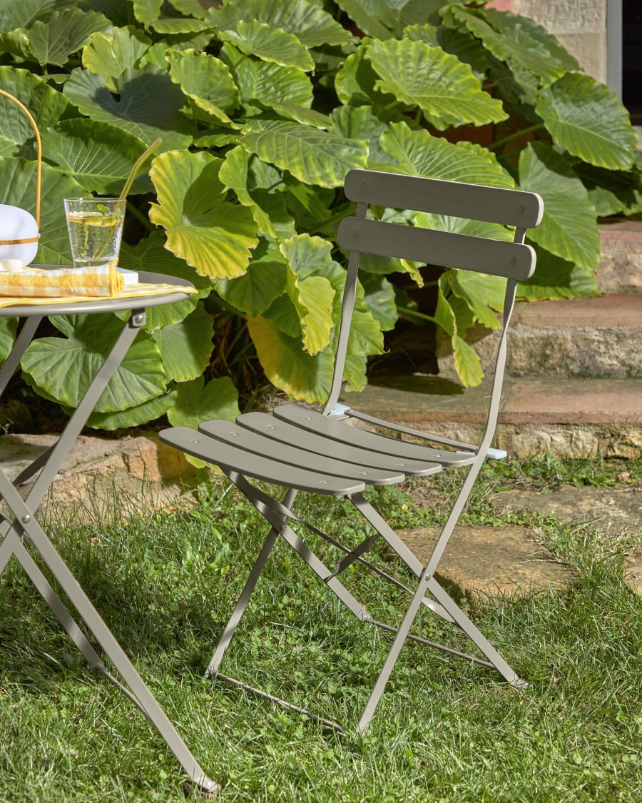 Beryl outdoor set of table and 2 folding chairs in green metal Kave Home Australia