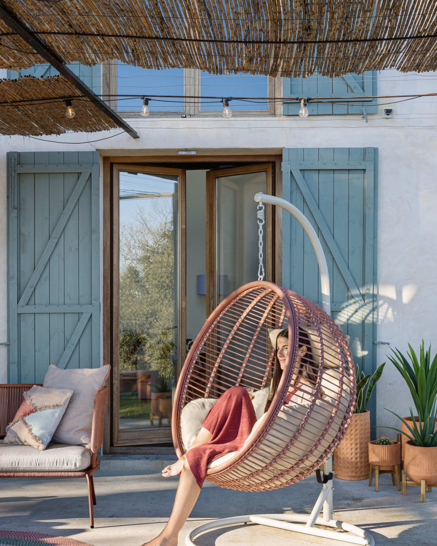 Elianis terracotta hanging chair with base