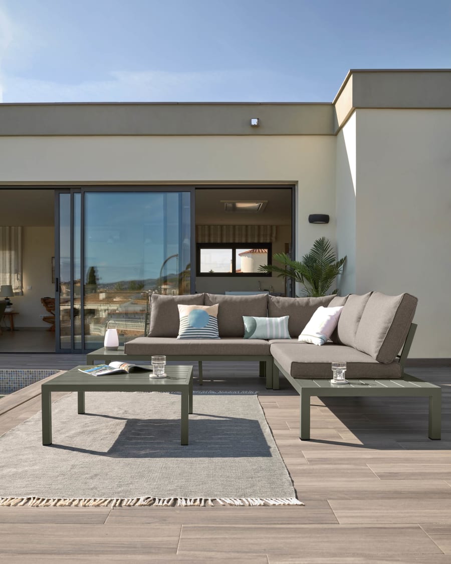 Duke outdoor set comprising a 5-seater corner sofa and brown aluminium table