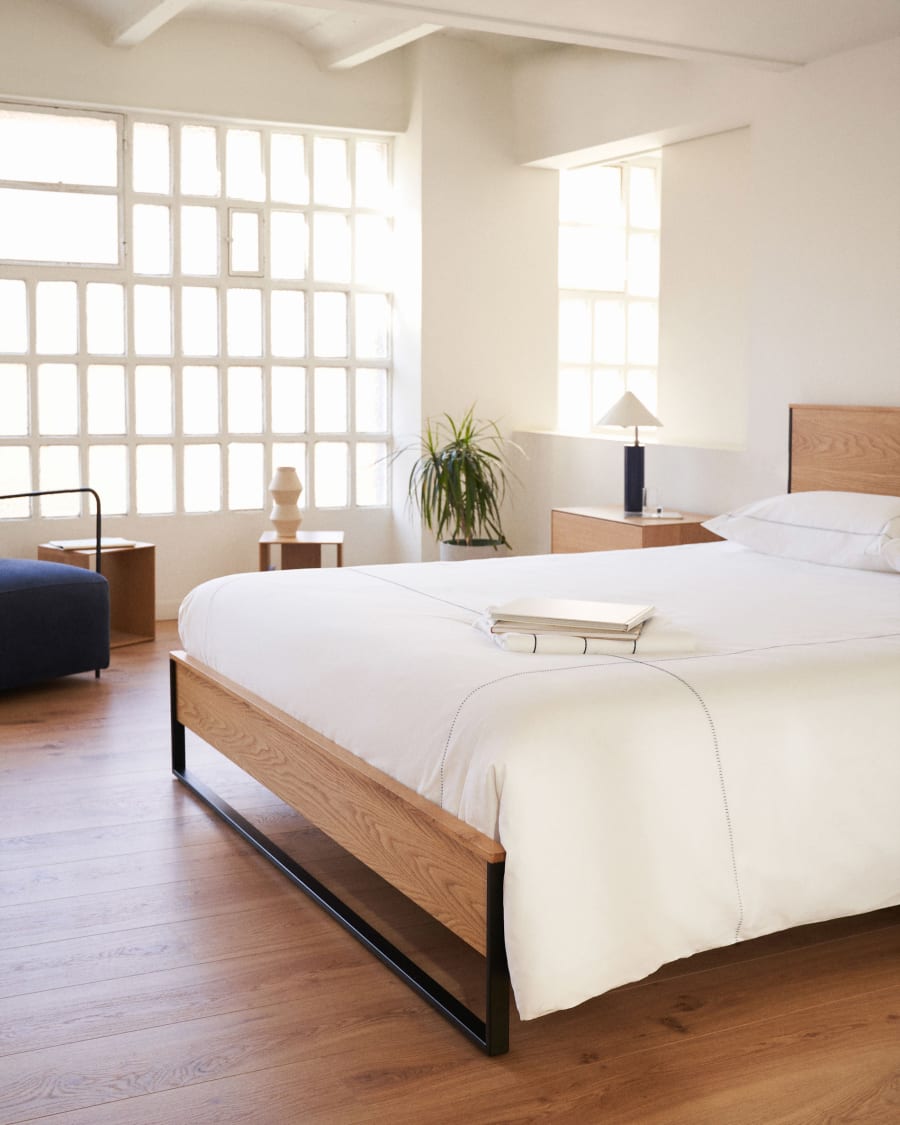 Taiana oak wood veneer bed with steel legs in a black finish, 160 x 200 cm