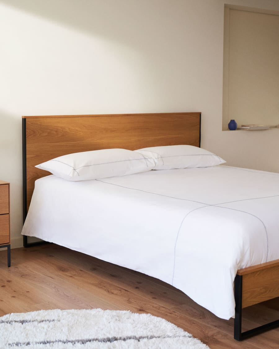 Taiana oak wood veneer bed with steel legs in a black finish, 160 x 200 cm