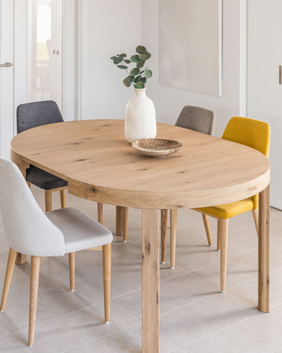 Extendable circular table Colleen with an oak veneer and solid wood legs Ø120(170)x120 cm