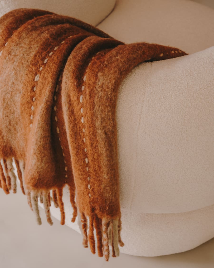 Couverture Maiela à rayures avec franges rouge et blanc et détail de surpiqûre blanche 130 x 170 cm