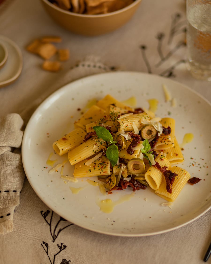 Publia white ceramic dinner plate