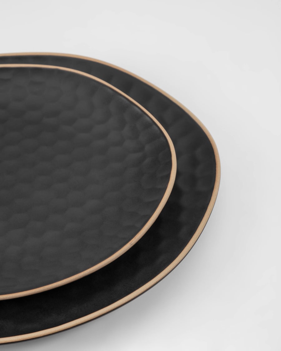 Manami flat ceramic plate in black