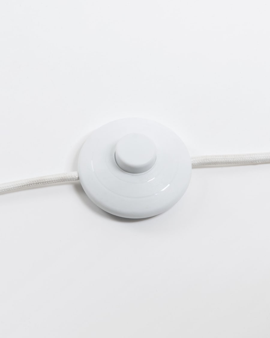 Ikia floor lamp in metal with white finish1