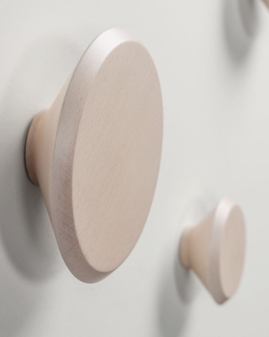 Set of 3 Nadua hangers in solid wood with a natural beech finish.